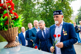 В Новокузнецке почтили память шахтёров у монумента «Слава шахтёрскому труду»