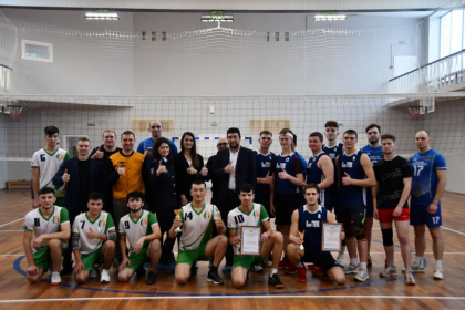 В Кемерове полицейские и общественники организовали для «Студенческого десанта» волейбольный микс-матч