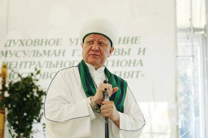 Поздравление с праздником Ураза-байрам муфтия Москвы, главы ДСМР Альбира хазрата Крганова
